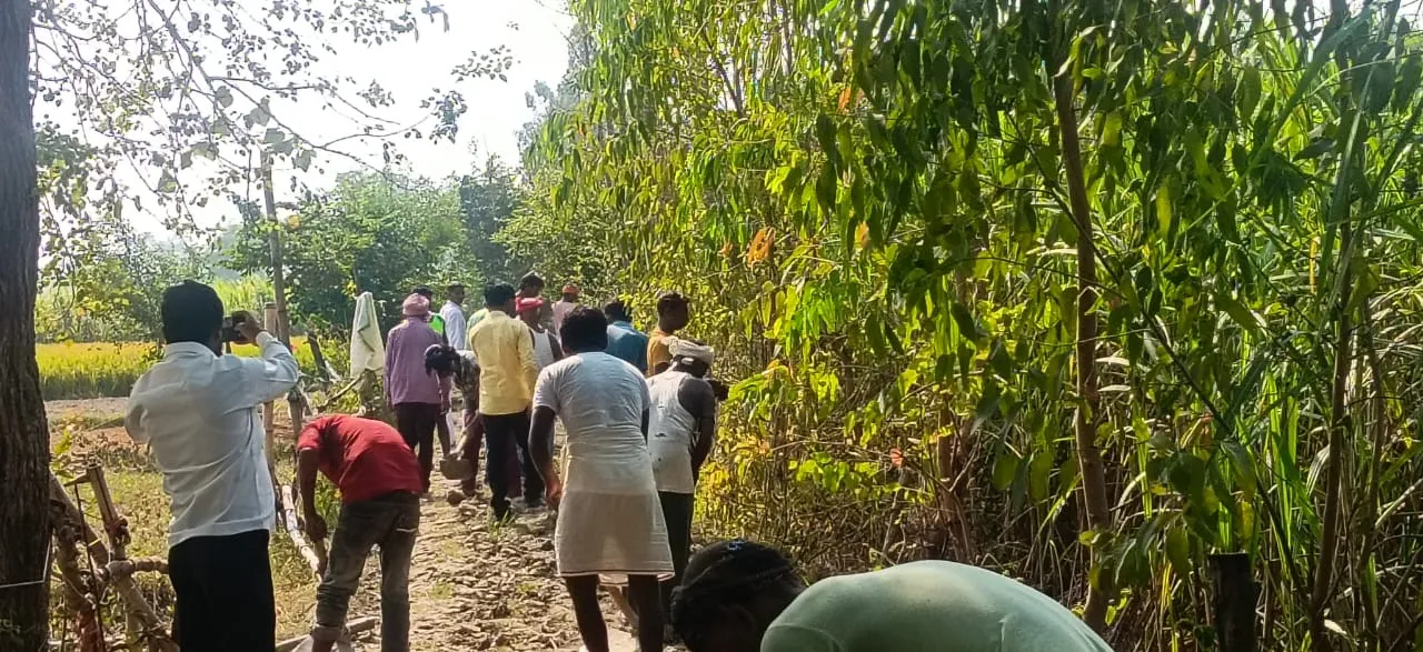 नरहरपुर में चकमार्ग पर मिट्टी पटाई का कार्य जारी, मौके पर पहुंचे मीडिया कर्मियों ने मजदूरों को काम करते देखा