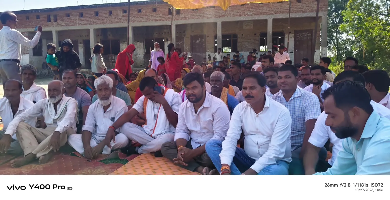 आजादी के दशकों बाद भी सड़क नसीब नहीं! 2.5 किमी कच्चे रास्ते पर जिंदगी की जंग लड़ रहे पांचू पुरवा के ग्रामीण, धरने पर बैठे लोग