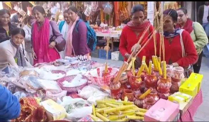 करवाचौथ के पावन पर्व पर जहां कार्यरत महिलाओं को प्रदेश सरकार द्वारा एक दिवसीय अवकाश घोषित किया गया ।उसी  खुशी में महिलाओं द्वारा बाजारों से खरीददारी करते हुए।