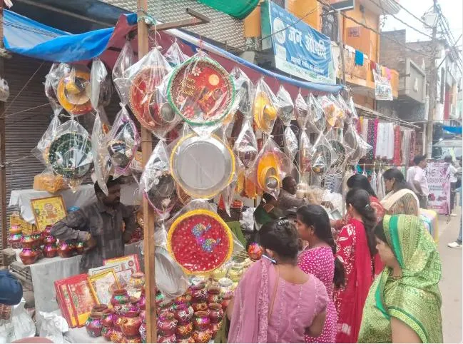 करवाचौथ को लेकर नैनी के बाजारों में बढ़ी रौनक