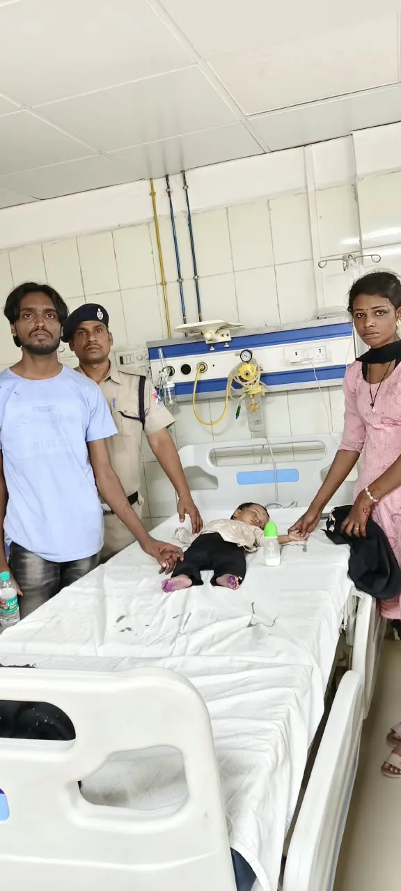 रेलवे ट्रैक के किनारे मिली आठ माह की बच्ची, इलाज के बाद माता-पिता को सौंपा गया