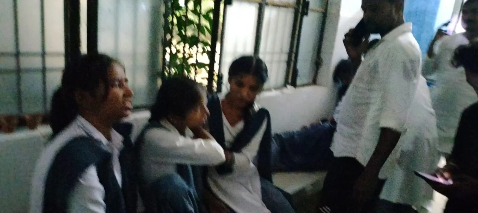 परीक्षा देकर घर लौट रही छात्राओं का टेंपो पलटा, तीन गंभीर