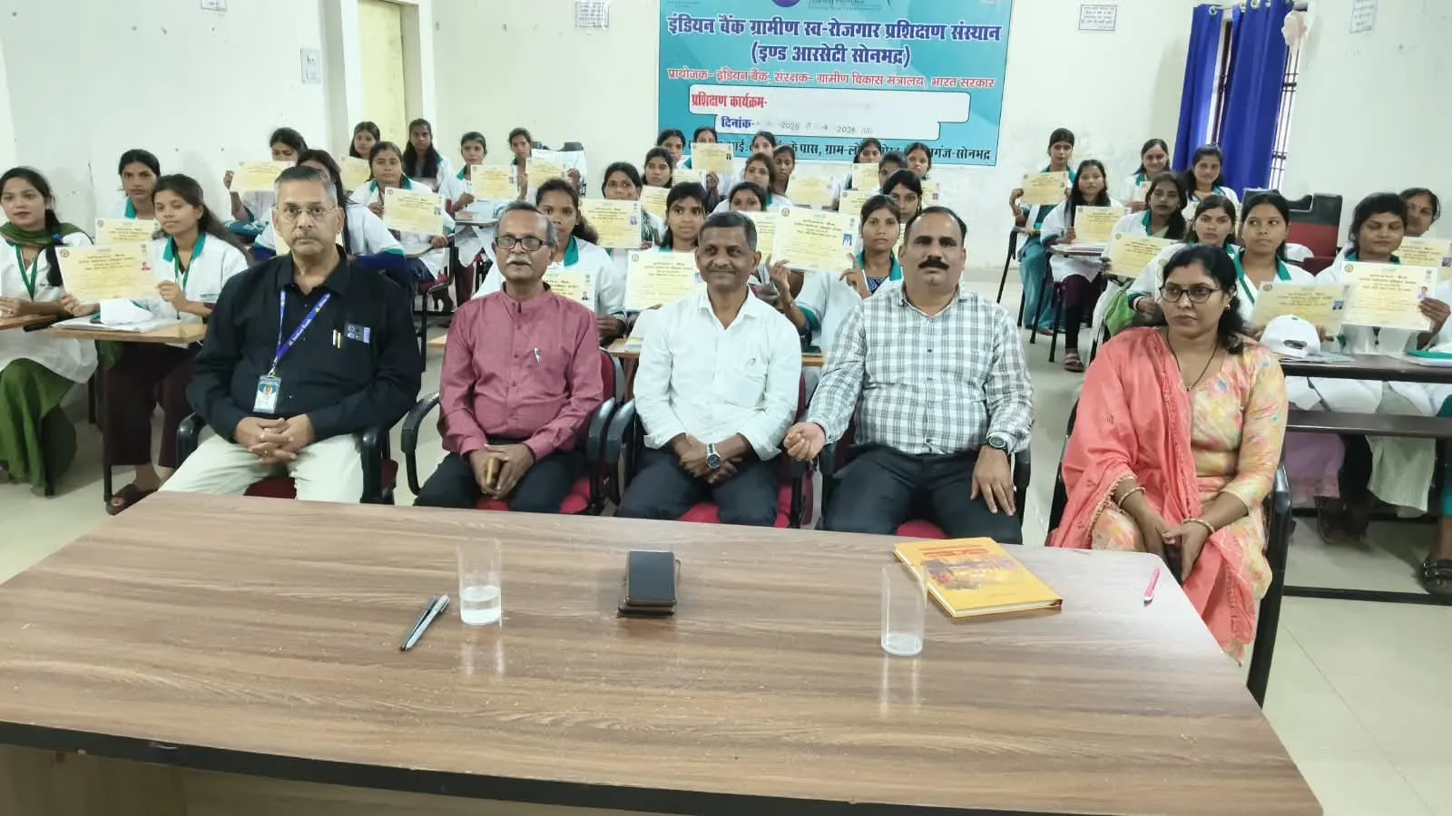 आरसेटी में 35 दिवसीय ब्यूटी पार्लर प्रशिक्षण का समापन, प्रशिक्षार्थियों को मिले प्रमाण-पत्र