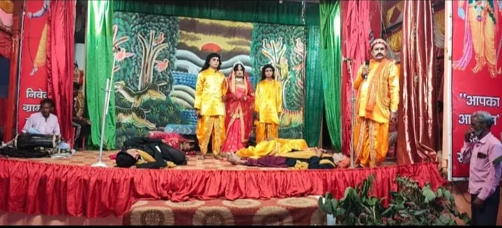 खुशहालगंज की रामलीला में दशरथ प्रतिज्ञा और राम वन गमन का हुआ भावपूर्ण मंचन