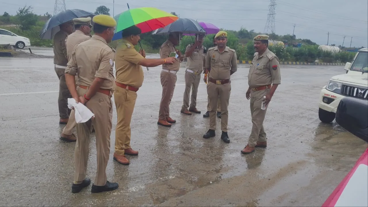 खनन बैरियर से बचने के लिए हाईवे पर खड़े किए ट्रक, 32 पर मुकदमा दर्ज