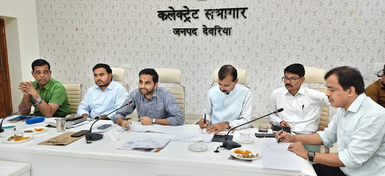 लापरवाही पर जिलाधिकारी ने दो अधिकारियों का वेतन रोकने का दिया निर्देश