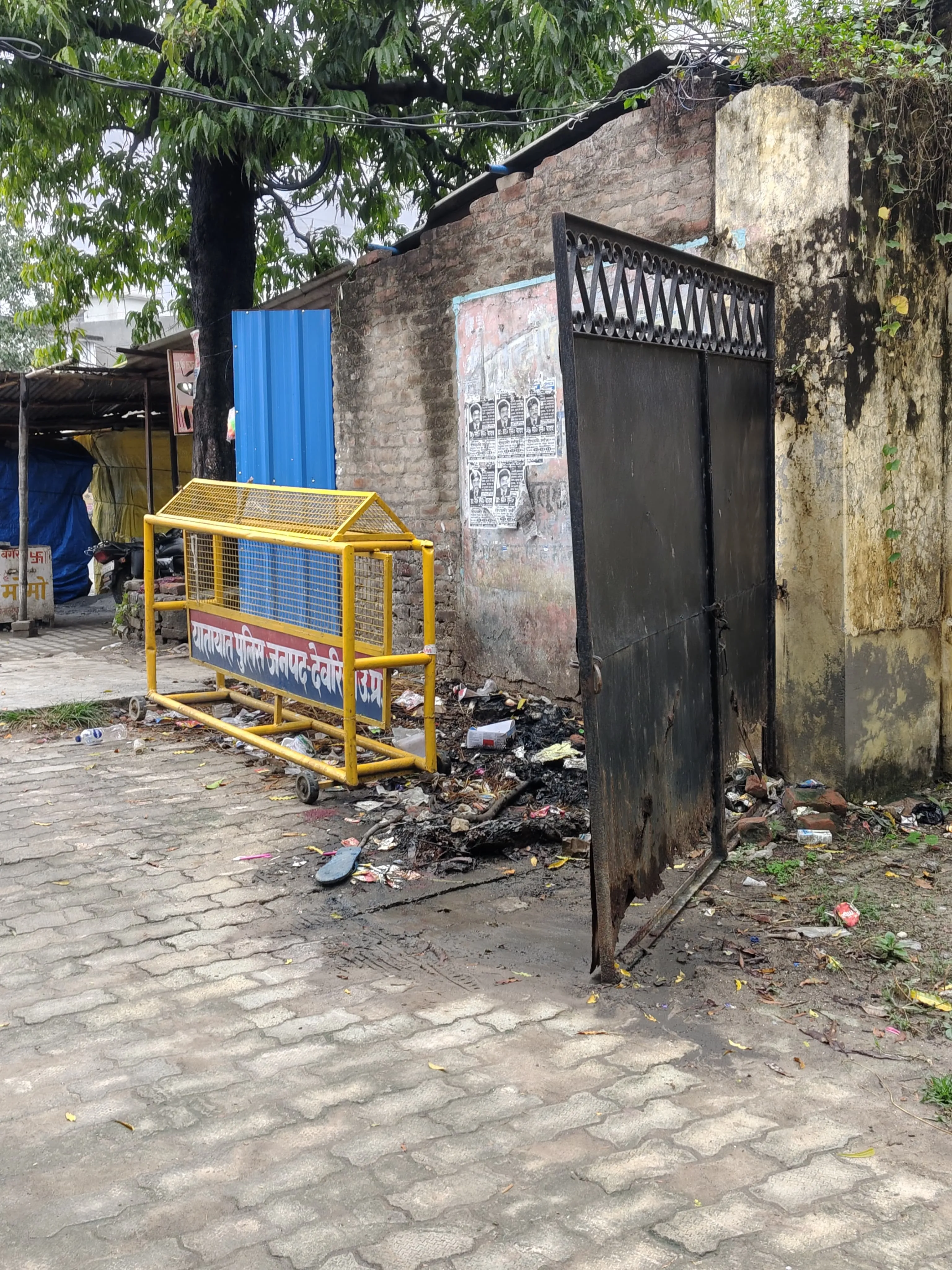 पेशाब से गल रहा पशु चिकित्सालय का मुख्य गेट, दुर्गंध से आमजन बेहाल