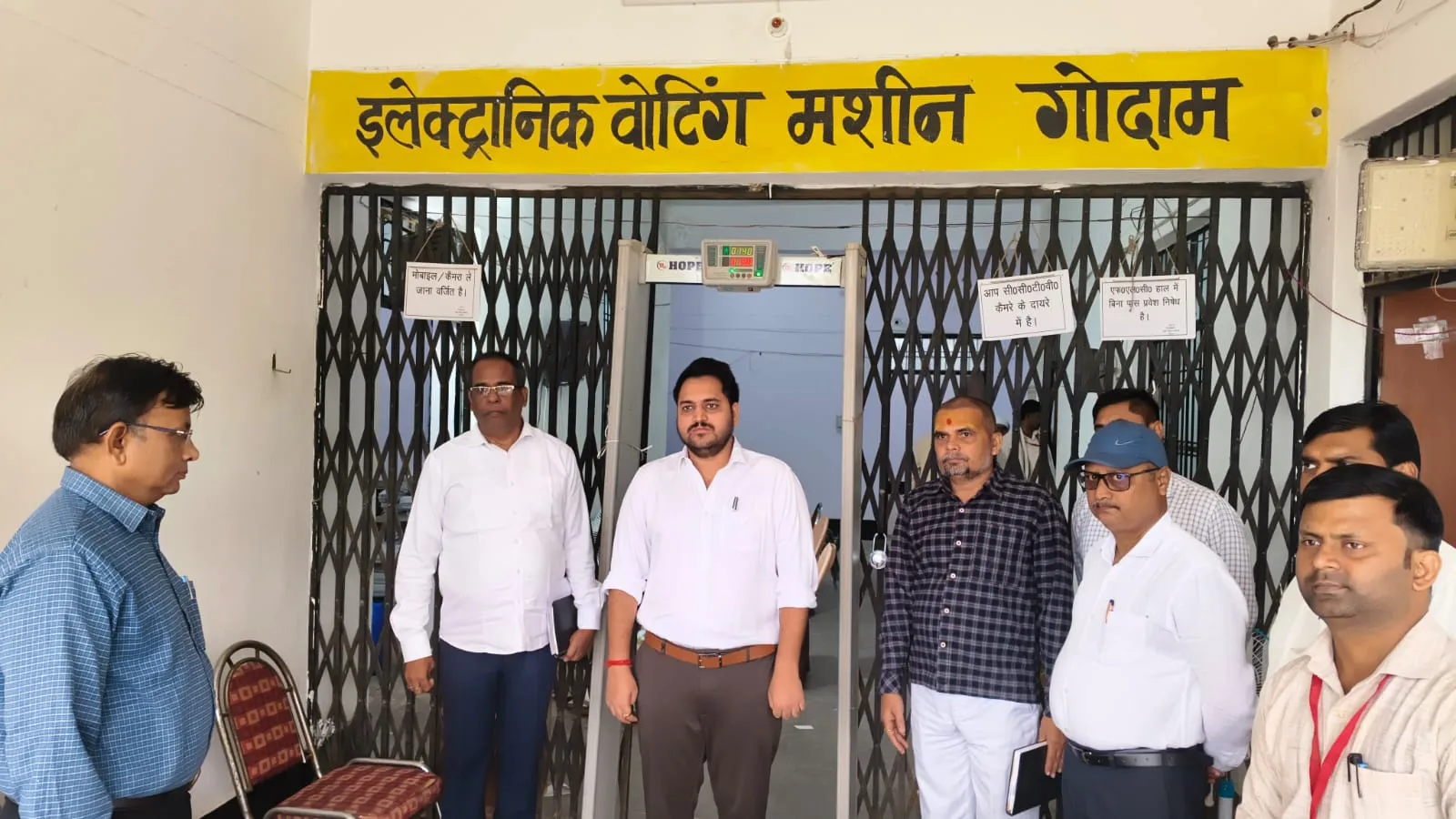 ईवीएम-वीवीपैट वेयरहाउस का जिलाधिकारी ने किया मासिक निरीक्षण