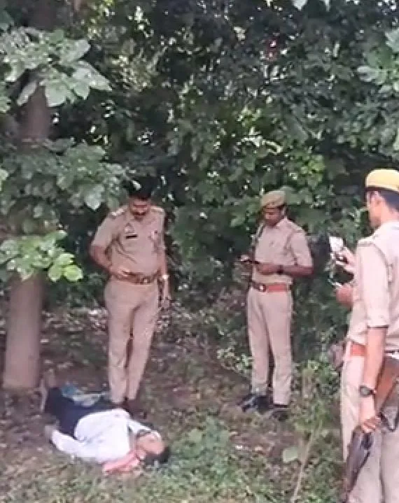 पेड़ से लटकता मिला 45 वर्षीय व्यक्ति का शव, इलाके में सनसनी