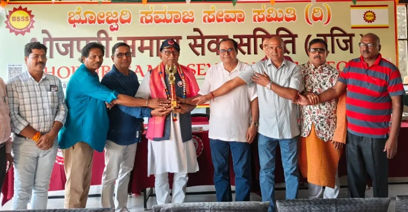 राष्ट्रपति पुलिस पदक से सम्मानित सिताबदियारा निवासी पूर्व पुलिस उपाधीक्षक रामनाथ सिंह ने भोजपुरी समाज सेवा समिति की आजीवन सदस्यता ग्रहण की