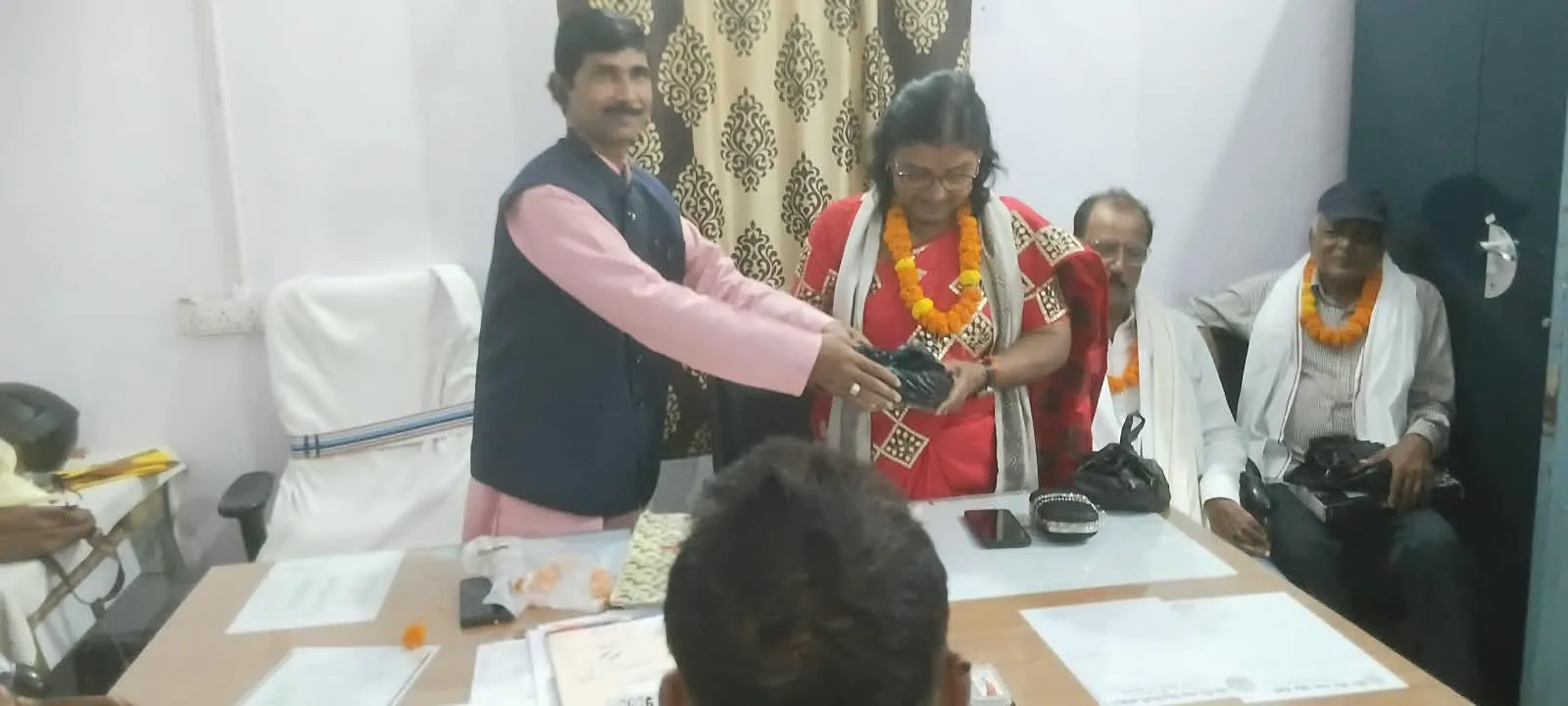 डॉ. पीएन सिंह डिग्री कॉलेज के तीन कर्मियों को सेवानिवृत्ति पर दी गई भावभीनी विदाई,  महाविद्यालय परिवार द्वारा सम्मानित कर दी गई शुभकामनाएं