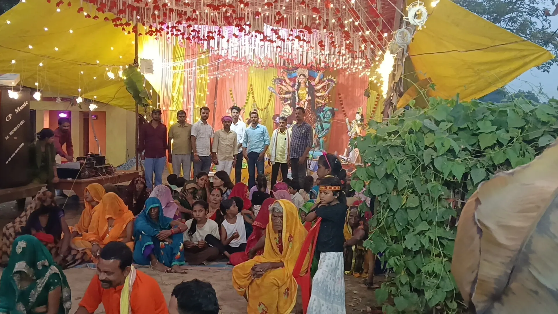 नवदुर्गा युवा समिति नैड़ी के पंडाल में उमड़ा जनसैलाब, नौवें दिन मां दुर्गा के दर्शन को पहुंचे श्रद्धालु