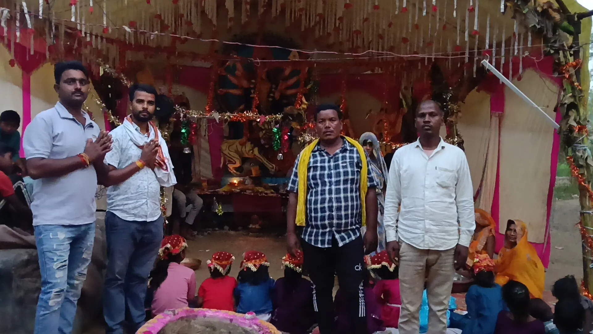 नवदुर्गा युवा समिति नैड़ी के पंडाल में उमड़ा जनसैलाब, नौवें दिन मां दुर्गा के दर्शन को पहुंचे श्रद्धालु