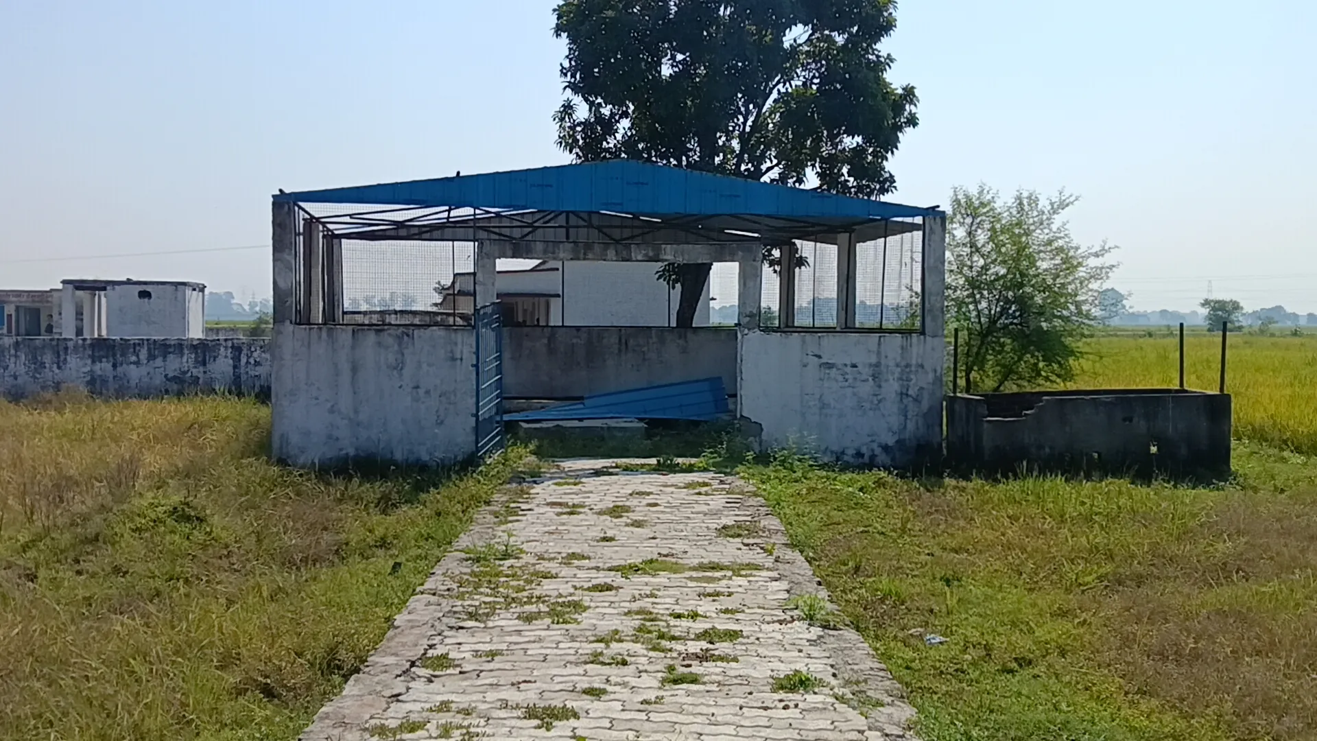 हलिया ब्लॉक प्रमुख के गांव में विकास कार्यों की हकीकत पर उठे सवाल।
