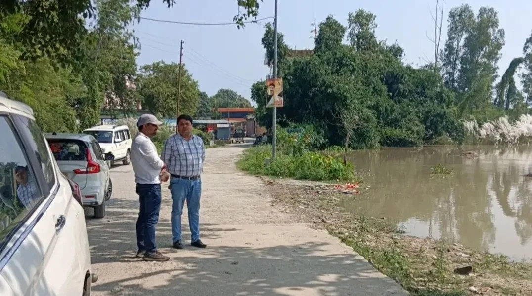 सरयू का जलस्तर बढ़ने से घाट डूबे, तटवर्ती गांवों में घुसा बाढ़ का पानी