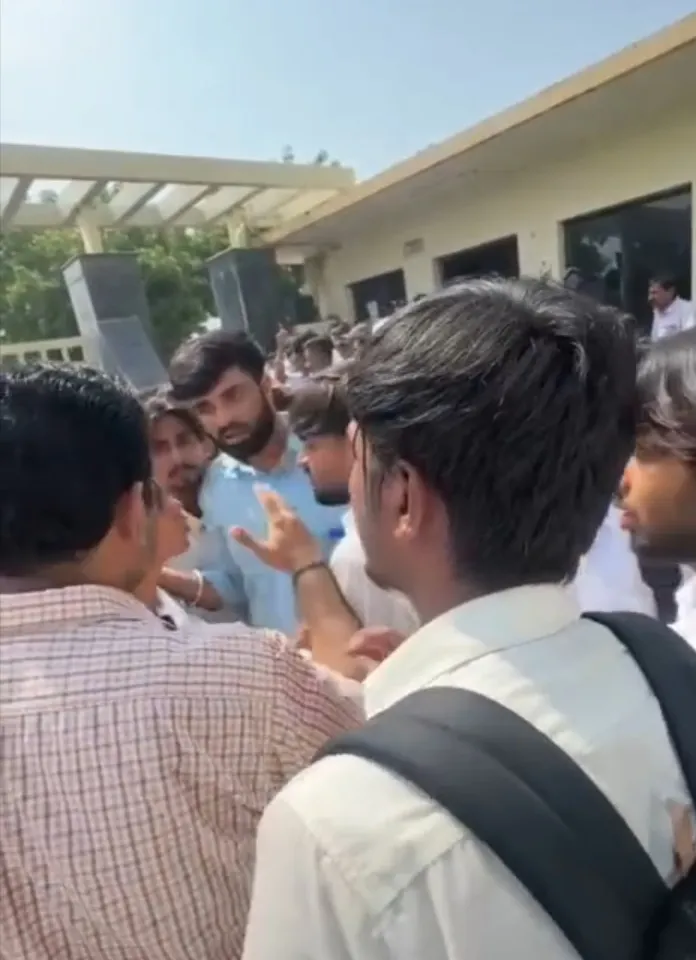यूनाइटेड इंजीनियरिंग कॉलेज की छात्रा की मौत पर छात्रों का हंगामा,।प्रशासन पर गंभीर आरोप