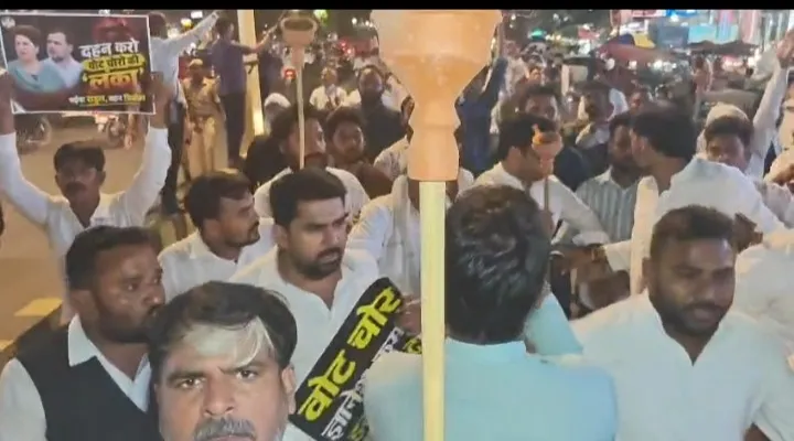 वोट चोरी के मुद्दे पर कांग्रेसियों ने निकाला जुलूस