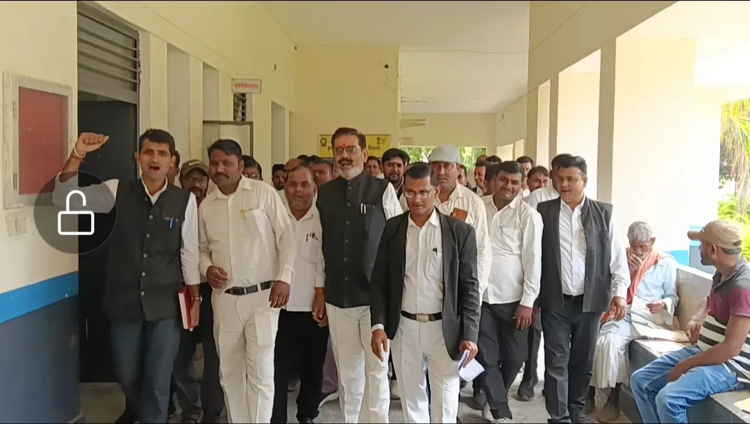 लालगंज तहसील में रिश्वतखोरी और भ्रष्टाचार के खिलाफ अधिवक्ताओं का चक्रव्यूह धरना प्रदर्शन