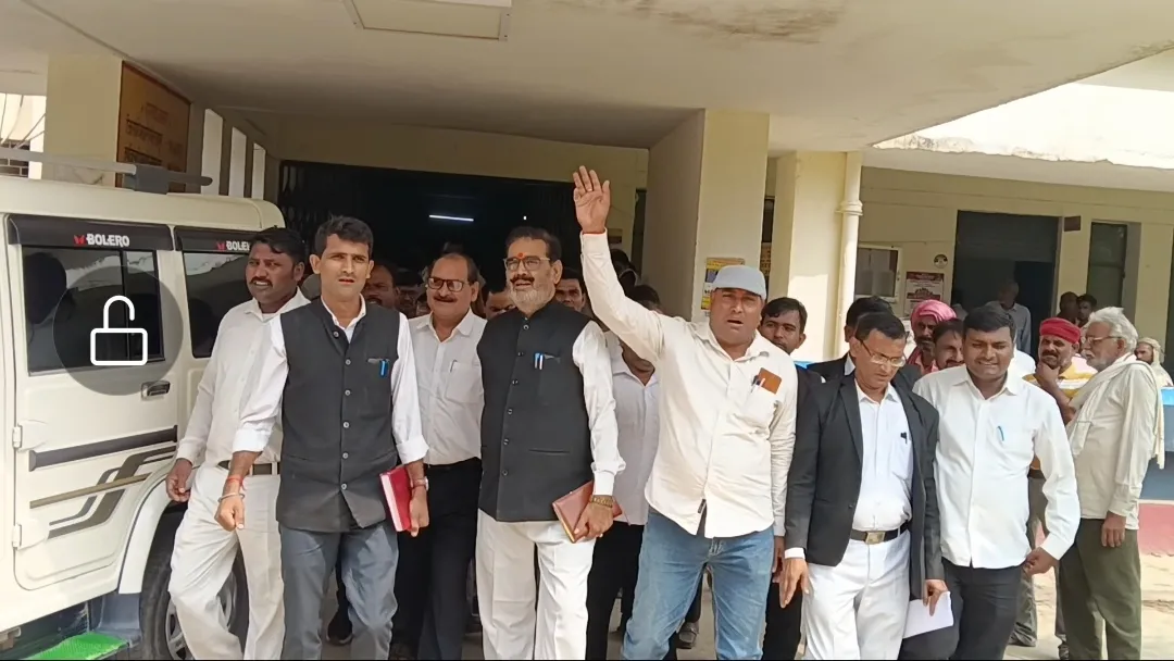 लालगंज तहसील में रिश्वतखोरी और भ्रष्टाचार के खिलाफ अधिवक्ताओं का चक्रव्यूह धरना प्रदर्शन