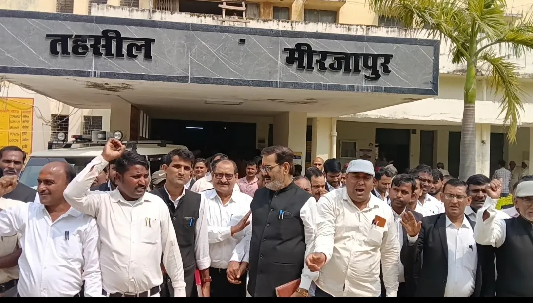 लालगंज तहसील में रिश्वतखोरी और भ्रष्टाचार के खिलाफ अधिवक्ताओं का चक्रव्यूह धरना प्रदर्शन