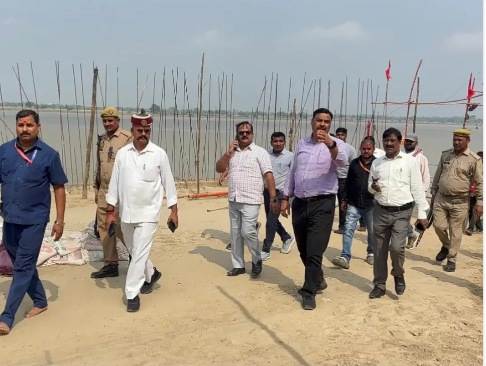 मिर्जापुर: नवरात्र मेले की तैयारियों में लापरवाही पर डीएम सख्त, गंगा घाटों से मलबा हटाने का दिया अल्टीमेटम