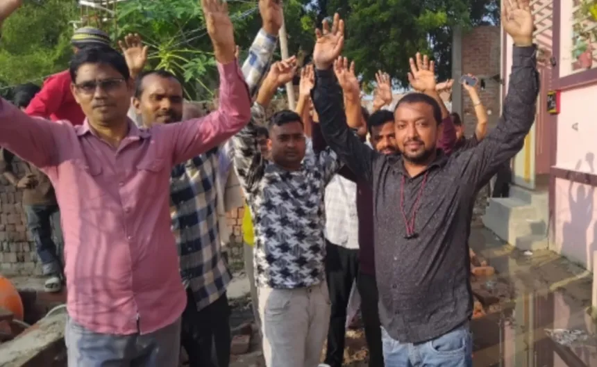 गोरखपुर ग़ोला के वार्ड-6 की मुख्य सड़क पर बह रहा नाबदान का पानी, लोगों की बढ़ी परेशानी