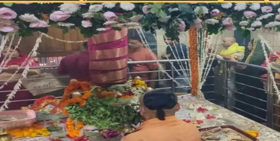 पूजा-अर्चना के लिए शहर के प्रमुख देवी मंदिरों में श्रद्धालुओं की भीड़ उमड़ी