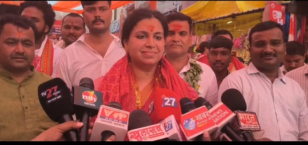पूर्व IAS दिव्या मित्तल ने विंध्याचल धाम में किया दर्शन-पूजन, मीरजापुर से बताया आत्मा का रिश्ता