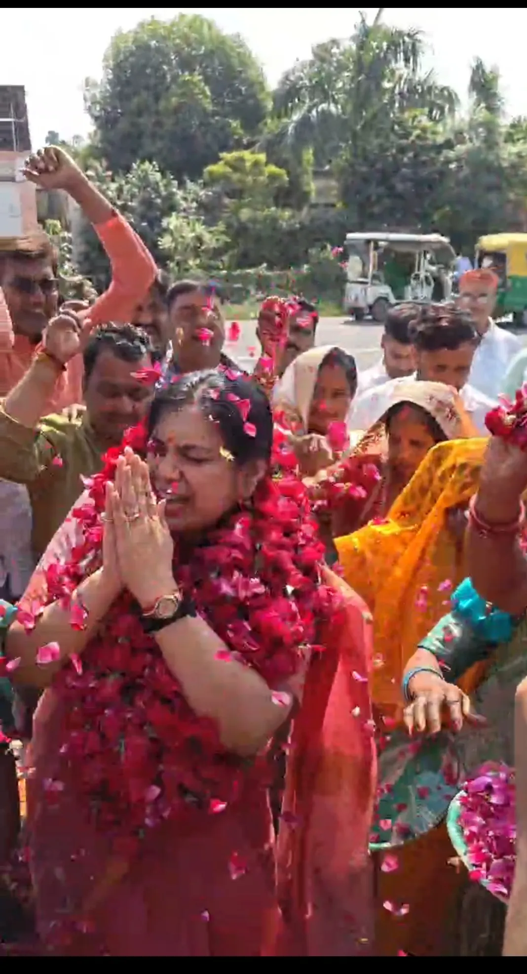 पूर्व IAS दिव्या मित्तल ने विंध्याचल धाम में किया दर्शन-पूजन, मीरजापुर से बताया आत्मा का रिश्ता 