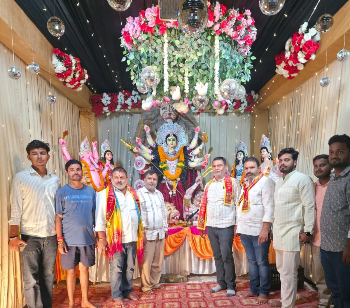 मां दुर्गा की प्रतिमाओं के पट खोलने पहुंचे समाजसेवी अमित सिंह और भाजपा नेता सुमित सिंह, युवाओं में भरा उत्साह