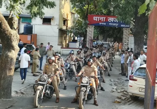 खजनी पुलिस ने निकाली बाइक रैली, नवरात्र-विजयदशमी पर सुरक्षा के पुख्ता इंतजाम*