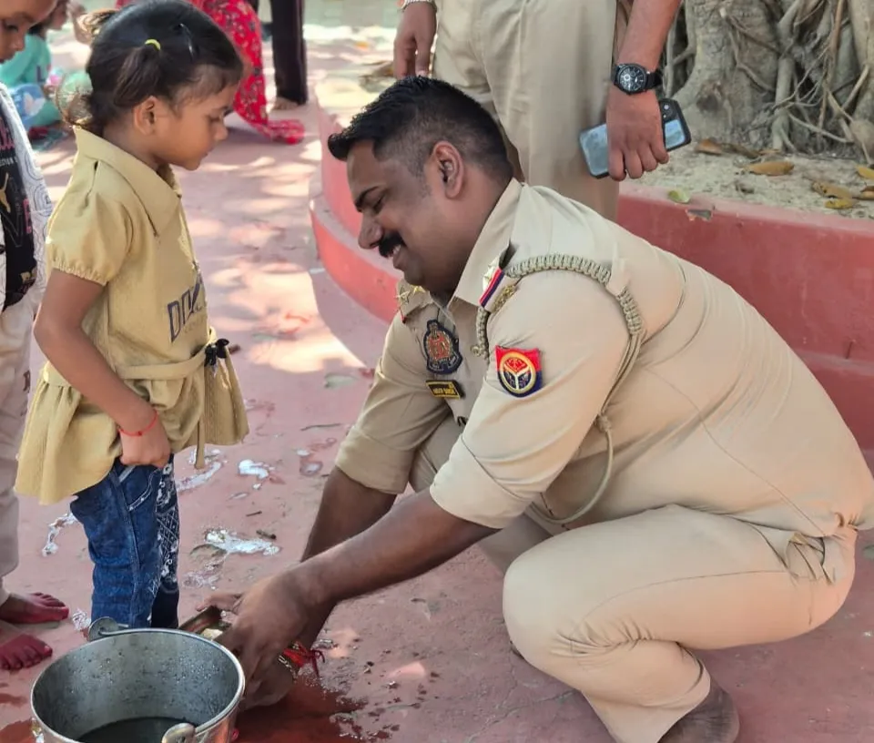 विजयादशमी पर पिपराइच थाने में दिखी शक्ति स्वरूपा कन्याओं की आराधना, थानाध्यक्ष अनूप सिंह ने पांव पखारकर किया पूजन