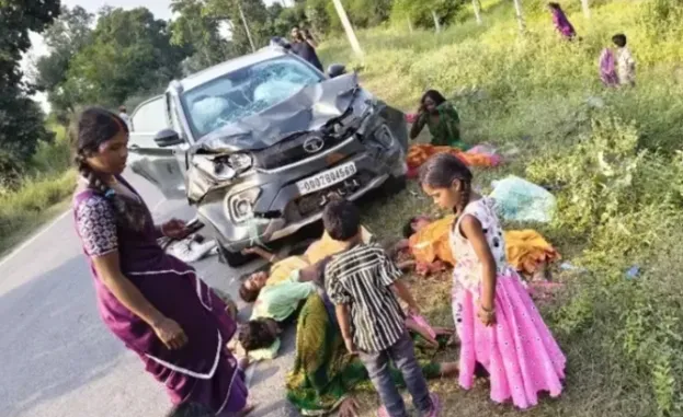 सोनभद्र में भीषण सड़क हादसा: कार-टेंपो की आमने-सामने टक्कर में दो की मौत, 12 घायल