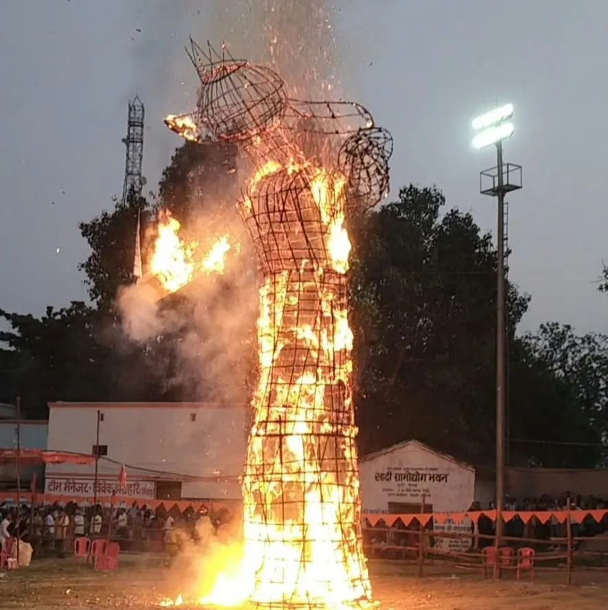 सोनभद्र में धूमधाम से मनाया गया विजयदशमी का पर्व, 81 स्थानों पर हुआ रावण दहन