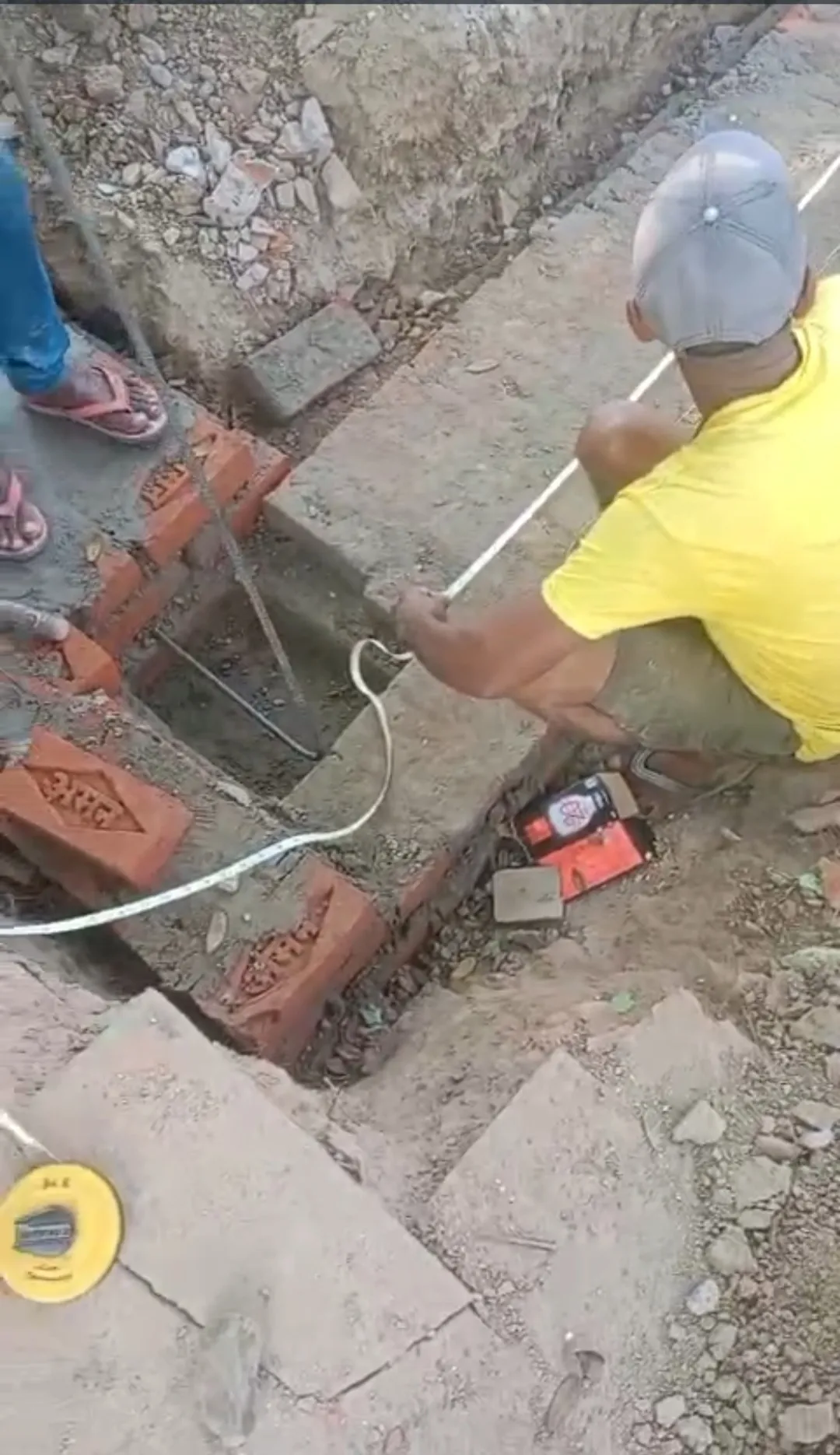 मानक के विपरीत बन रहा प्राथमिक विद्यालय, ग्रामीणों ने लगाया घटिया सामग्री के इस्तेमाल का आरोप