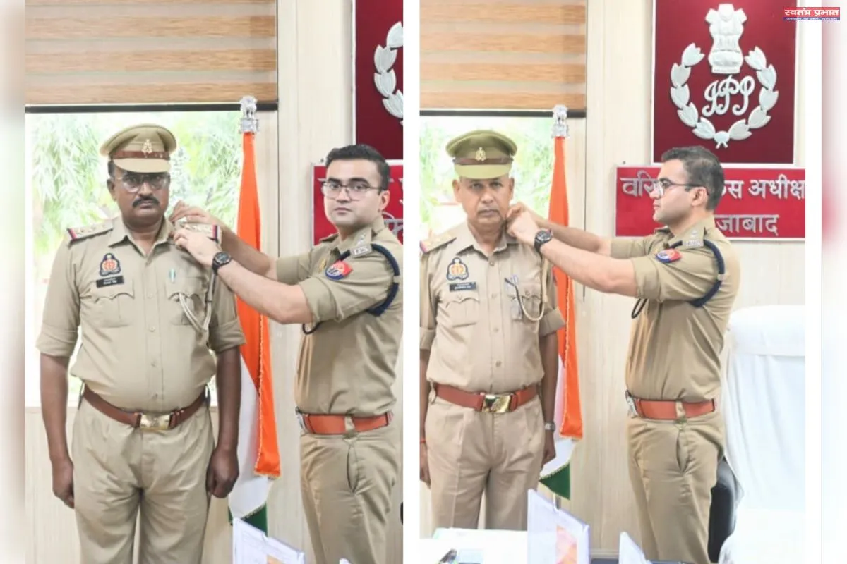एसएसपी आदित्य लांग्हे ने दो उपनिरीक्षकों को स्टार लगाकर दी पदोन्नति की बधाई