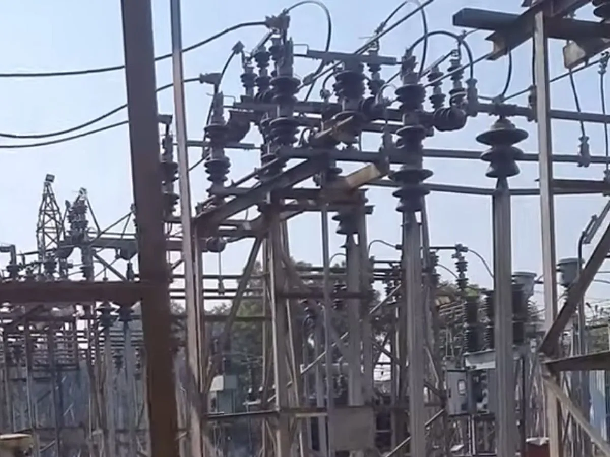 साहब फोन नहीं उठाते -:  धनरुआ में बिजली की आंख-मिचौली से परेशान लोग