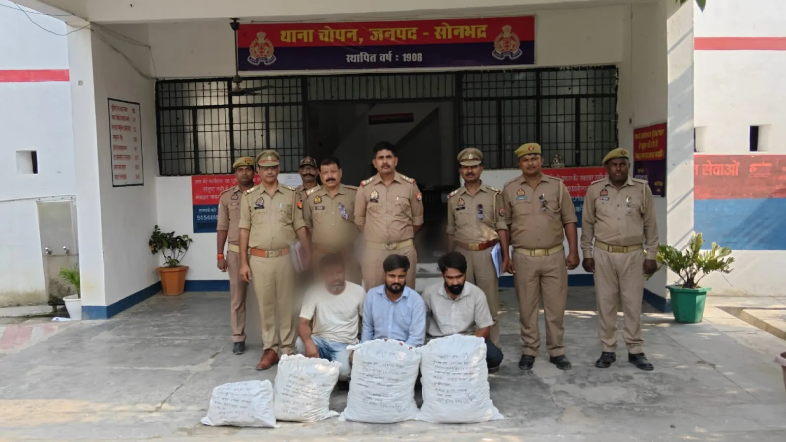 चोपन पुलिस एवं एसओजी टीम की बड़ी कार्रवाई, 52 किलो 745 ग्राम अवैध गांजा के साथ 03 अभियुक्त गिरफ्तार