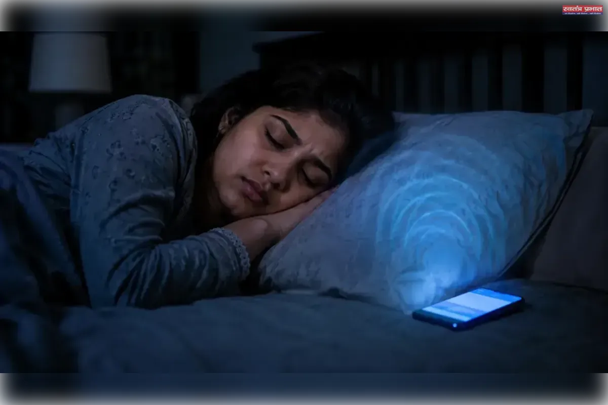देर रात तक मोबाइल चलाने की आदत बिगाड़ रही नींद, सेहत से लेकर कामकाज तक पर पड़ रहा असर