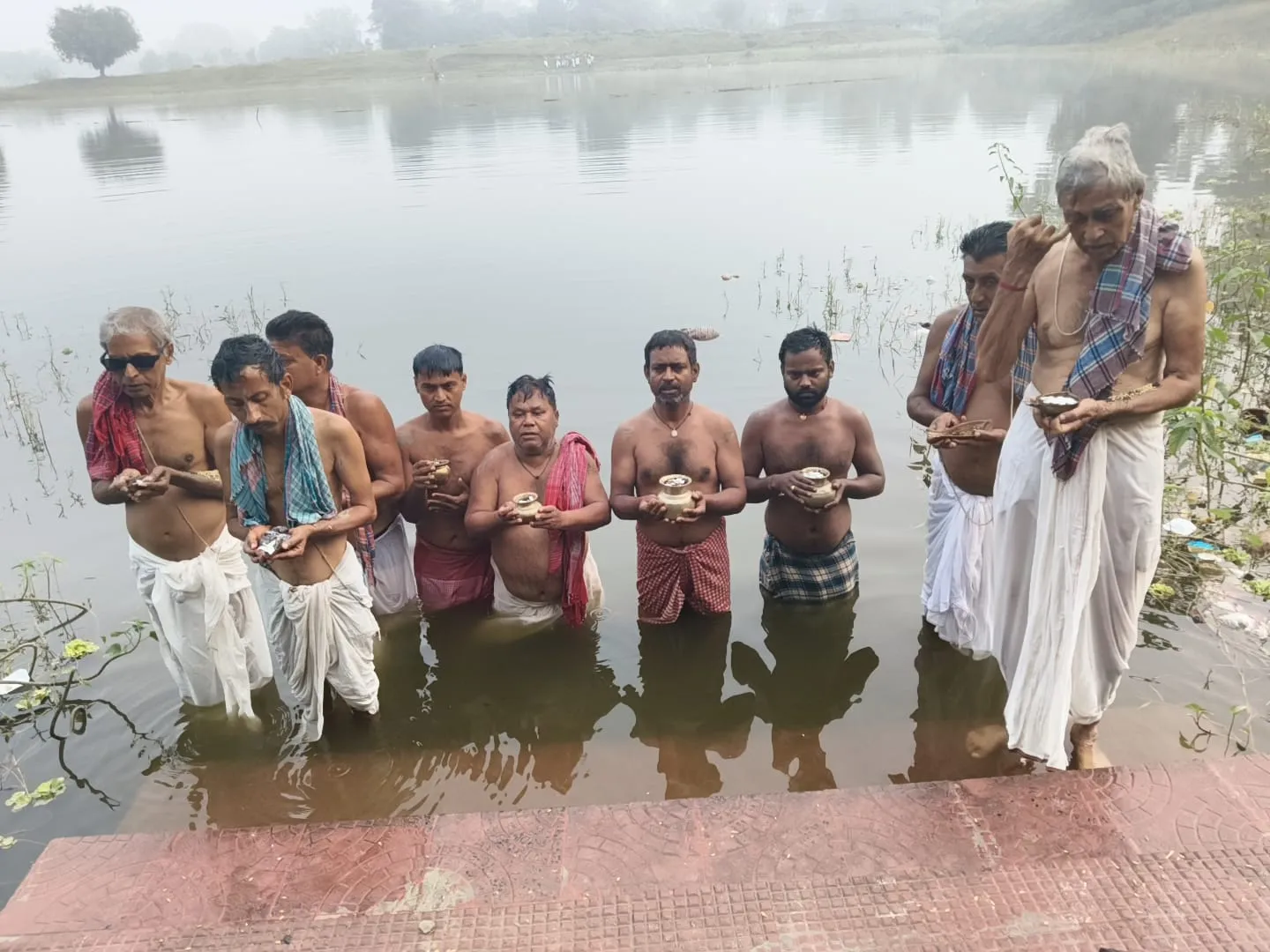 पूर्वजों की स्मृति में श्रद्धा के साथ हुआ तर्पण अनुष्ठान