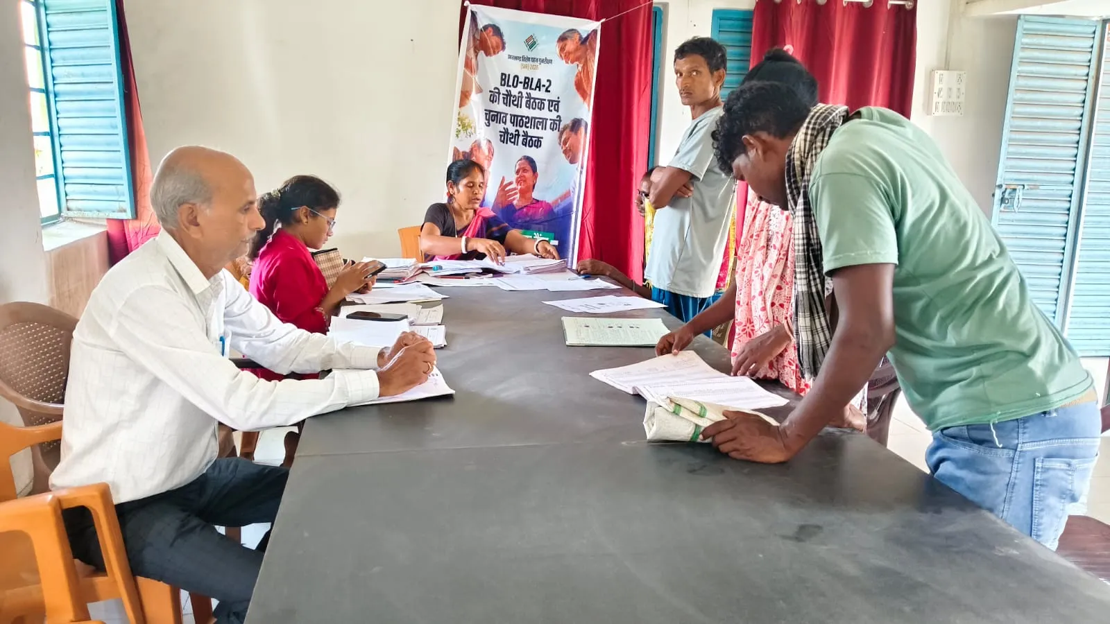 नारायणपुर में लगा विशेष कैंप, मतदाता सूची में नाम जोड़ने को लेकर भरे गए फॉर्म