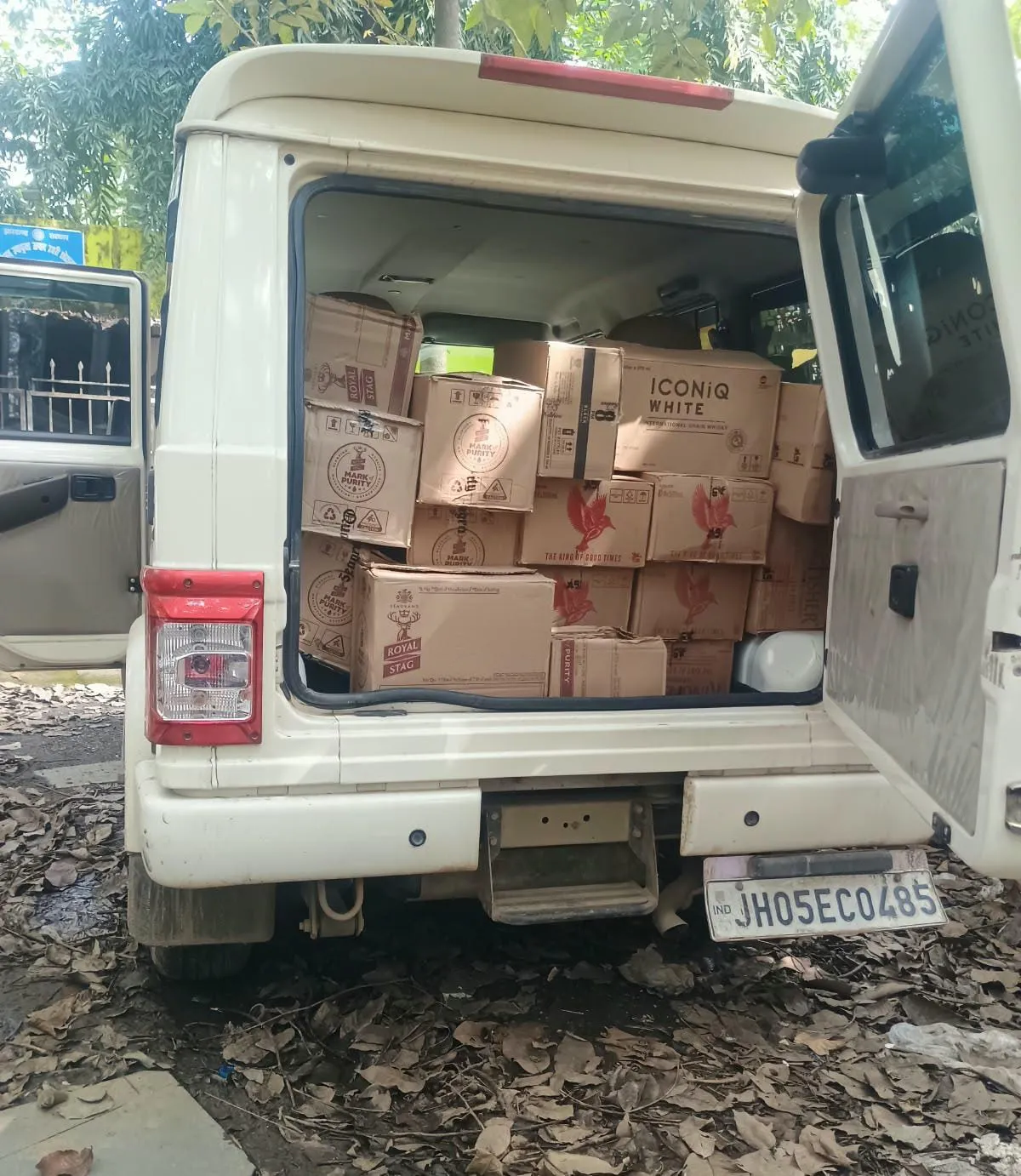 बिहार-झारखंड सीमा पर अवैध शराब के खिलाफ कार्रवाई, 97.5 लीटर विदेशी शराब व 96 लीटर बीयर जब्त