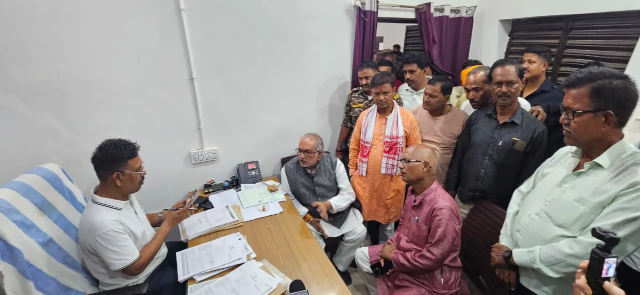 जमीन रजिस्ट्री में देरी की शिकायत पर बरही विधायक मनोज कुमार यादव पहुंचे अवर निबंधन कार्यालय