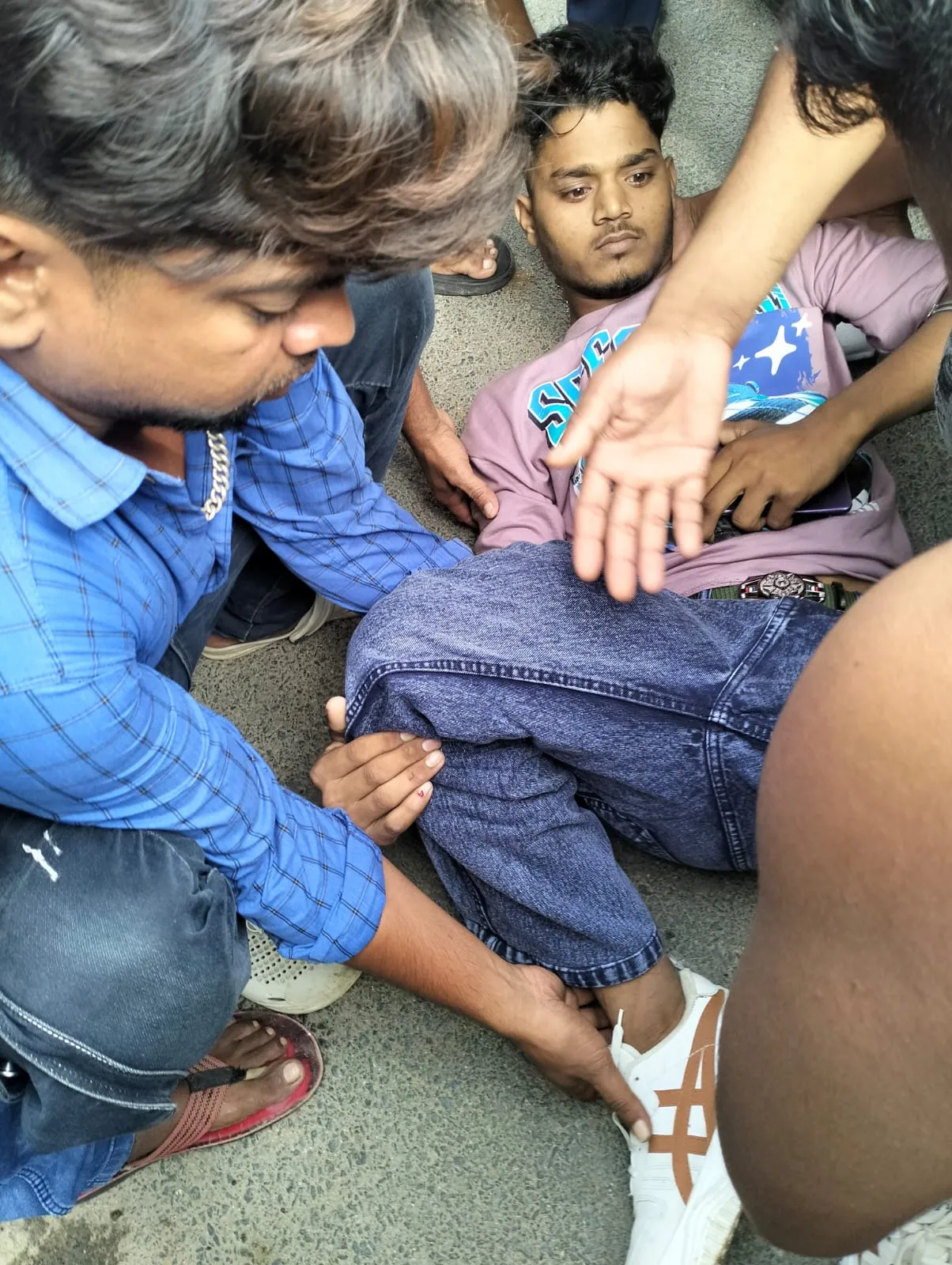 सड़क दुर्घटना में बाइक सवार युवक गंभीर, धनबाद रेफर