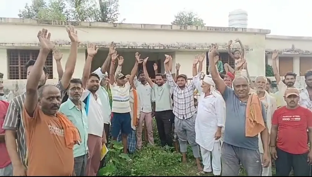 कुशीनगर : तीन साल से बंद पड़ा एएनएम सेंटर, ग्रामीणों ने किया प्रदर्श