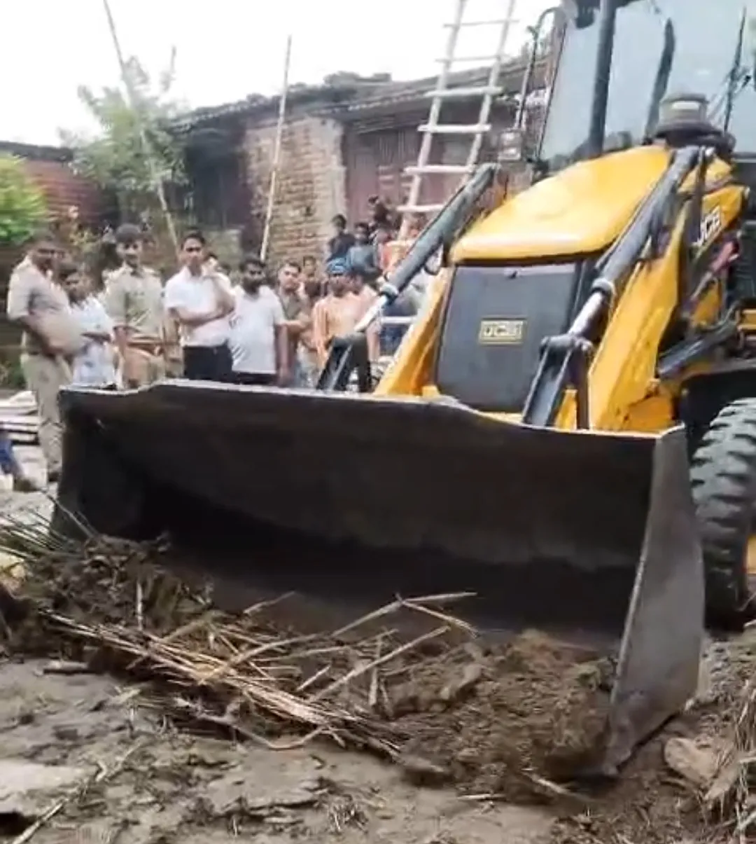 कुशीनगर : डीएम के आदेश पर अतिक्रमण पर चला बुलडोजर, ग्रामीणों ने ली राहत की सांस