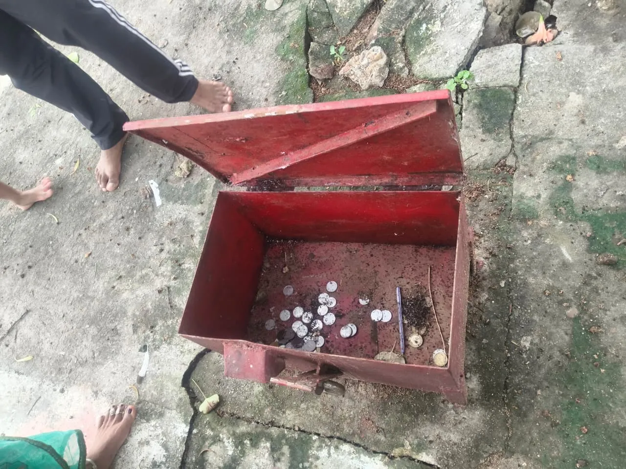 मंदिर का दानपात्र काटकर चोरी, एक साल से चोरियों का सिलसिला; पुलिस की कार्यशैली पर उठे गंभीर सवाल