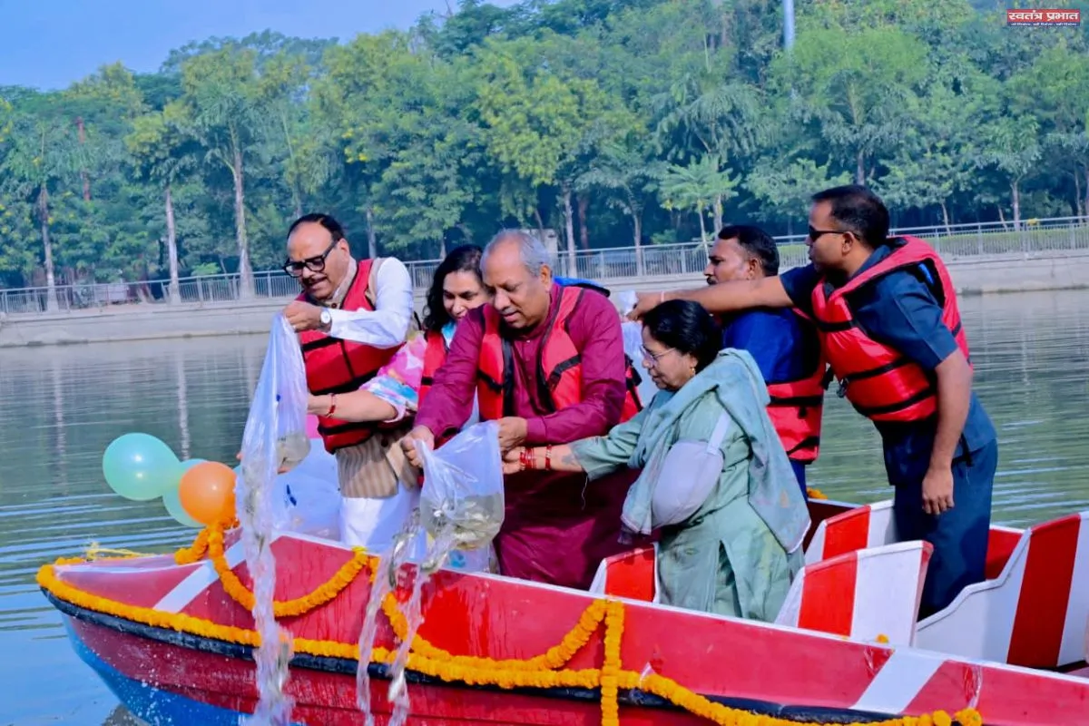 गोमती नदी में छोड़ी गईं 50 हजार मछली अंगुलिकाएं, जलीय जैव-विविधता संरक्षण को मिलेगा बढ़ावा