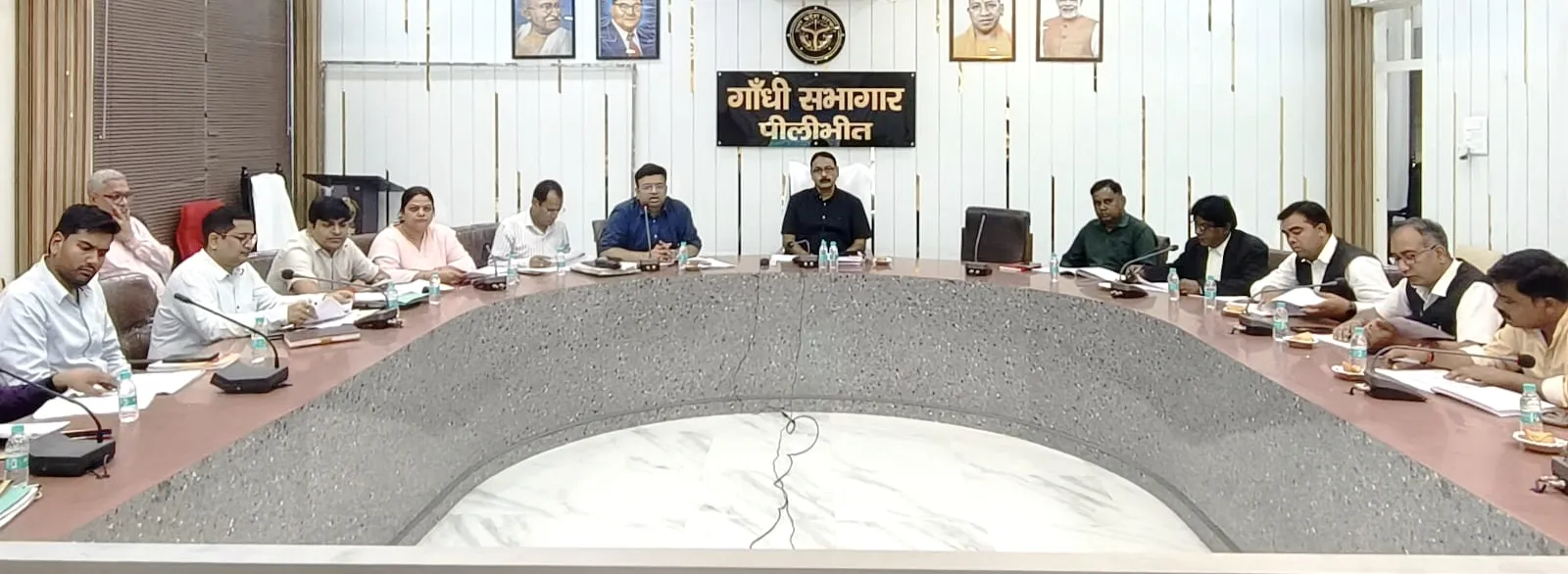 जिलाधिकारी ने राजनैतिक दलों के साथ की समीक्षा बैठक