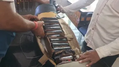 टक्कर के बाद बाइक से निकली शराब ...